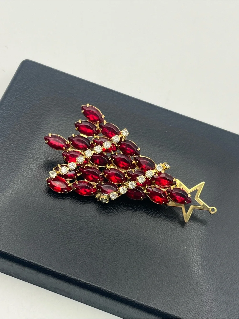 Christmas tree holiday red marquis shaped rhinestone gold tone brooch pin star